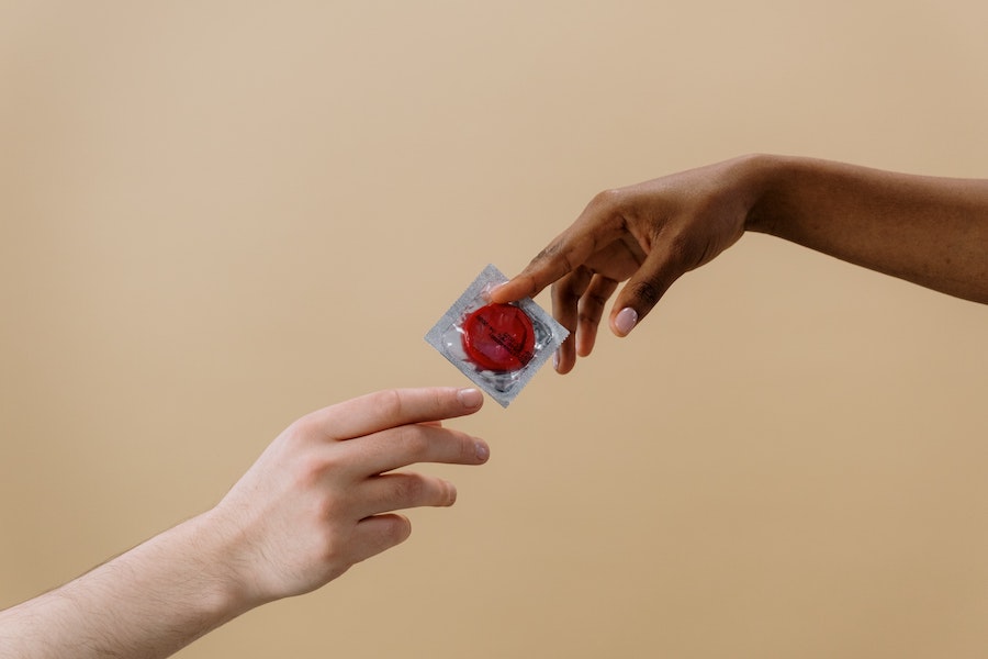 Es hora de que la responsabilidad de la contracepción no recaiga mayoritariamente en las mujeres. Foto: Pexels/Cottonbro Studio