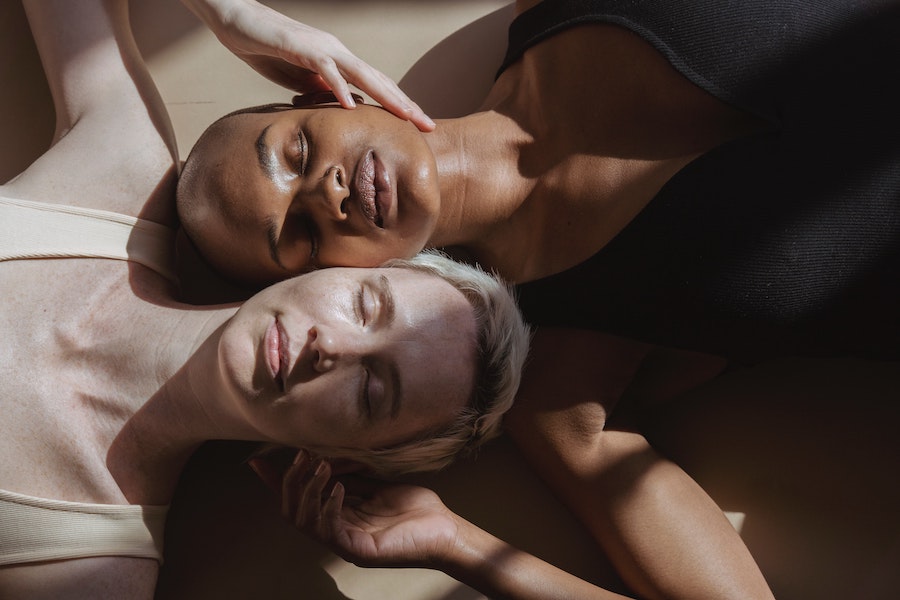Aunque se asocia el Tantra a la práctica sexual es una experiencia holística. Foto: Pexels/Angela Roma
