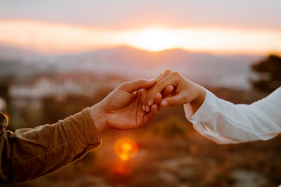 El amor romántico puede avanzar a otro tipo de amor más maduro. Foto: Pexels: Trung Nguyen.