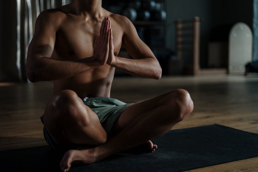 La práctica del yoga puede beneficiar la intimidad. Foto: Pexels/Cottobro Studio