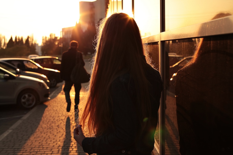 Estar en pareja no es negar que podemos sentirnos atraídos por otras personas. Foto: Shutterstock