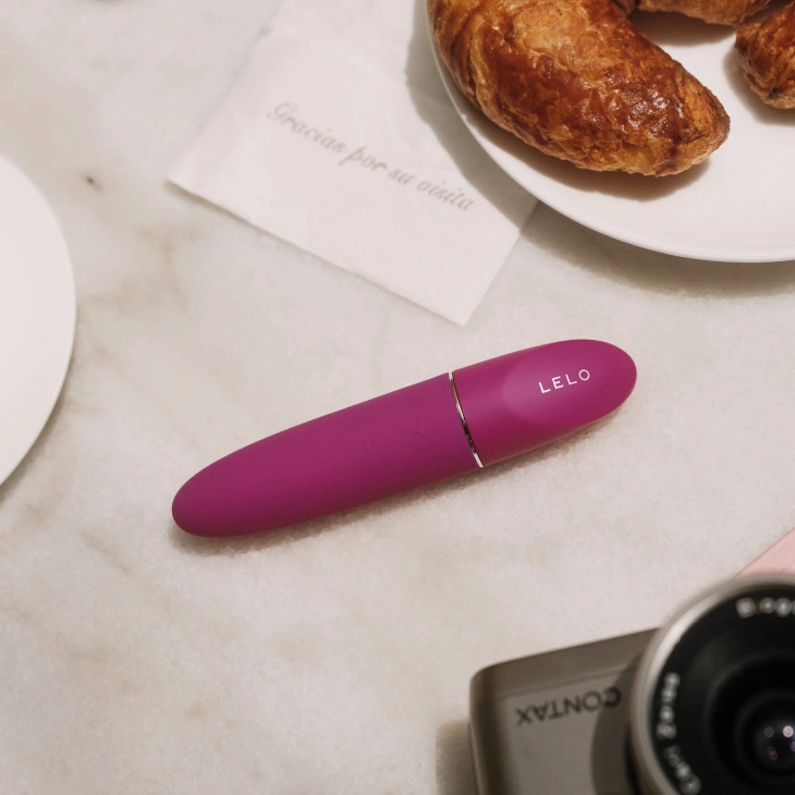 MIA™ 3 — Estimulador de Clítoris de Bolso - Morado - Imagen 3