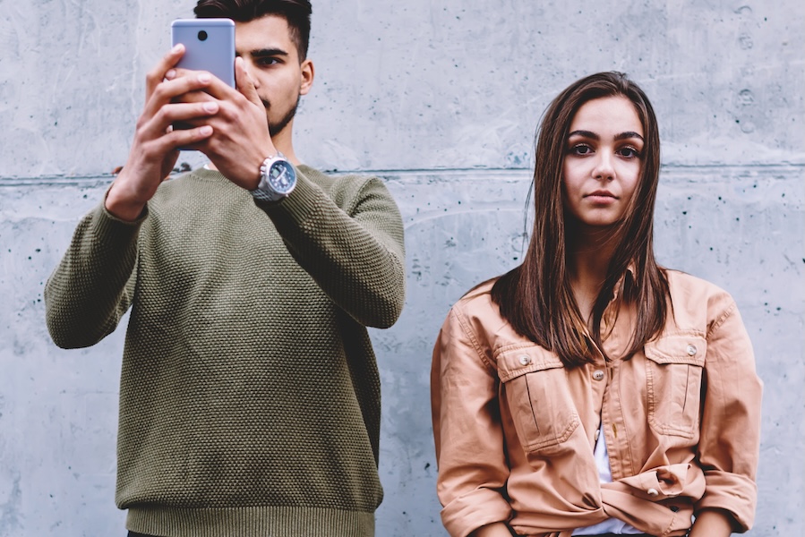 Descubre el motivo por el cual atraes a hombres no disponibles. Foto: Shutterstock