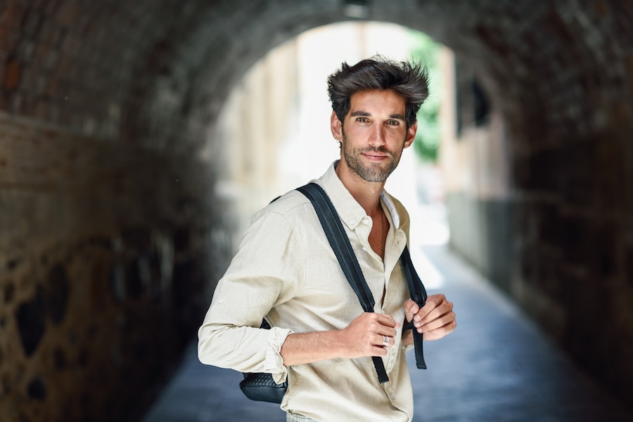 hombres con mochila